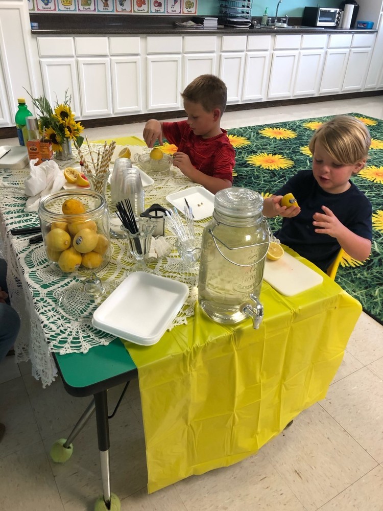 Kindergarten makes lemonade!
