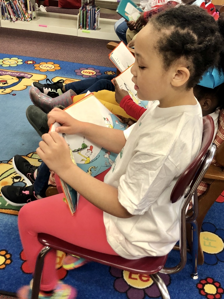 WES kindergarten students read to 6th grade